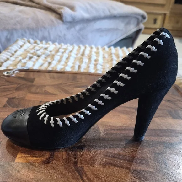 CHANEL Black and Gray Woven Trim Cap-Toe Heels - Picture 7 of 11